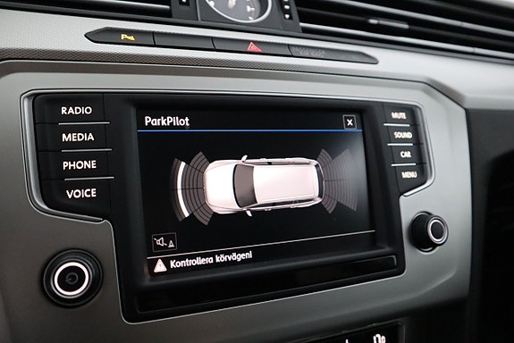 Volkswagen Passat 15 of 17