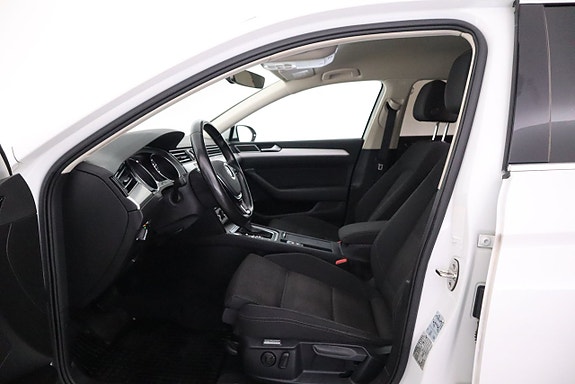 Volkswagen Passat 10 of 17