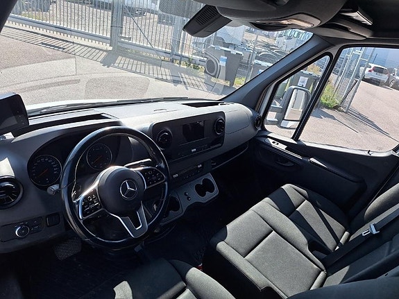 Mercedes-Benz Vehicle Light 4x2 Van box 16 of 16