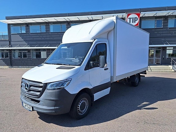 Mercedes-Benz Vehicle Light 4x2 Van box 2 of 16