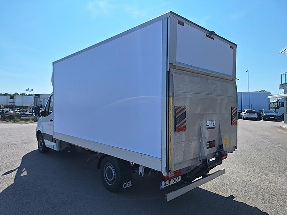 Mercedes-Benz Vehicle Light 4x2 Van box 5 of 16