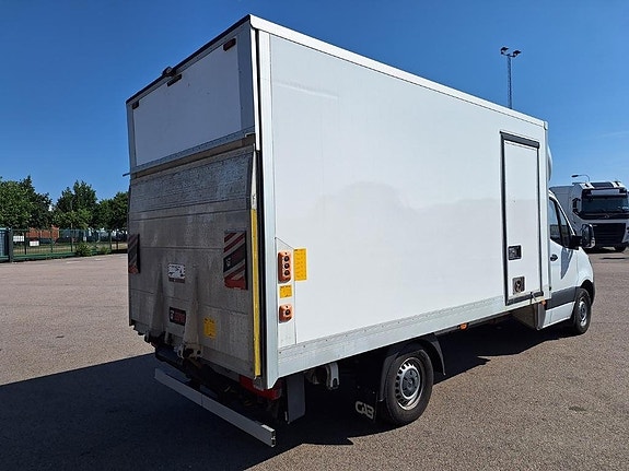 Mercedes-Benz Vehicle Light 4x2 Van box 6 of 16