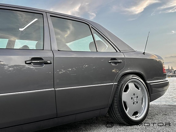 Mercedes-Benz E200 6 of 26