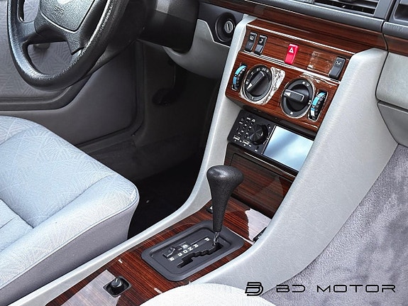 Mercedes-Benz E200 18 of 26