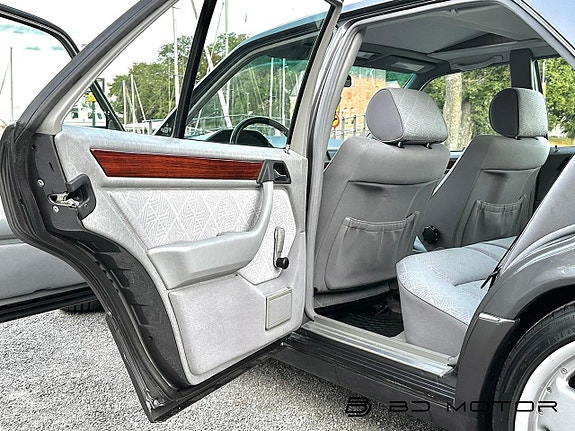 Mercedes-Benz E200 20 of 26
