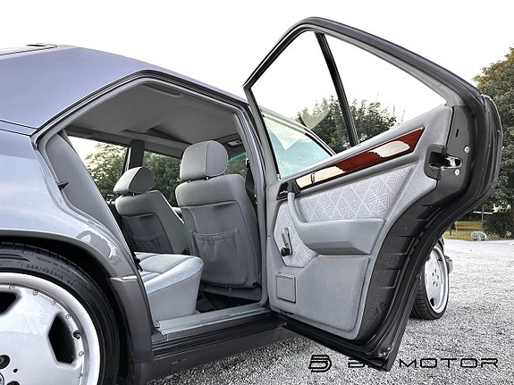 Mercedes-Benz E200 11 of 26