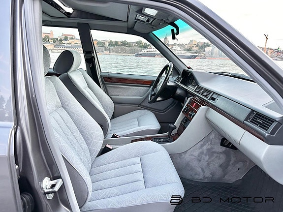 Mercedes-Benz E200 23 of 26