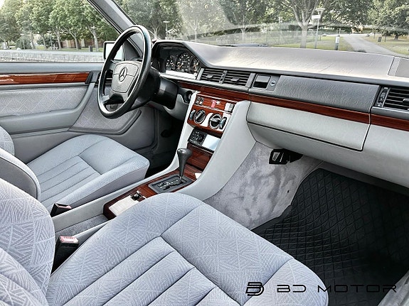 Mercedes-Benz E200 17 of 26