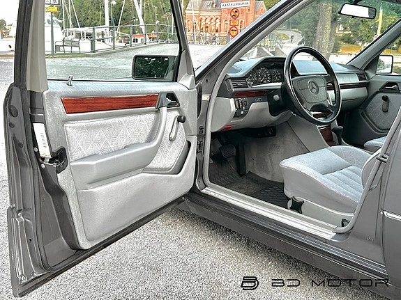 Mercedes-Benz E200 15 of 26