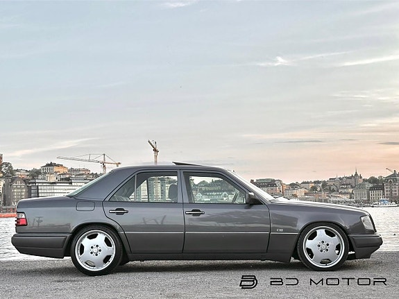 Mercedes-Benz E200 3 of 26