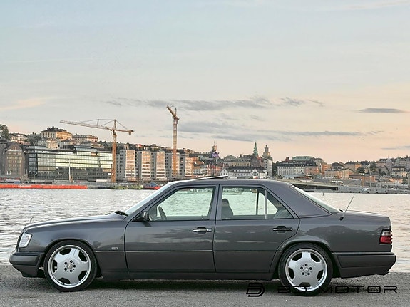 Mercedes-Benz E200 2 of 26