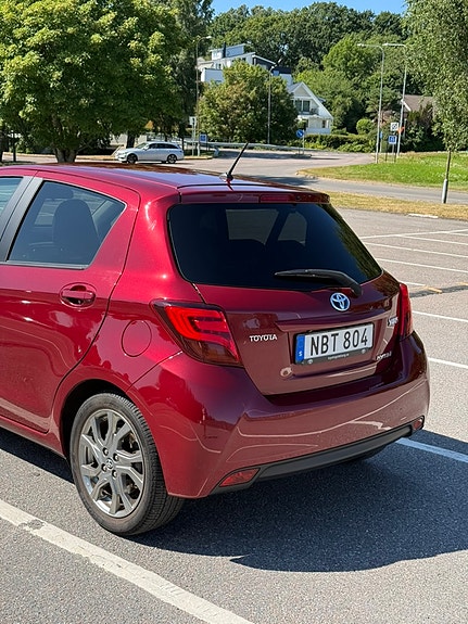 Toyota Yaris 2 of 15
