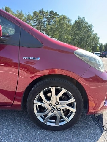 Toyota Yaris 8 of 15