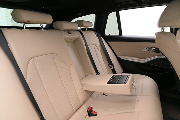 BMW 330e 20 of 27