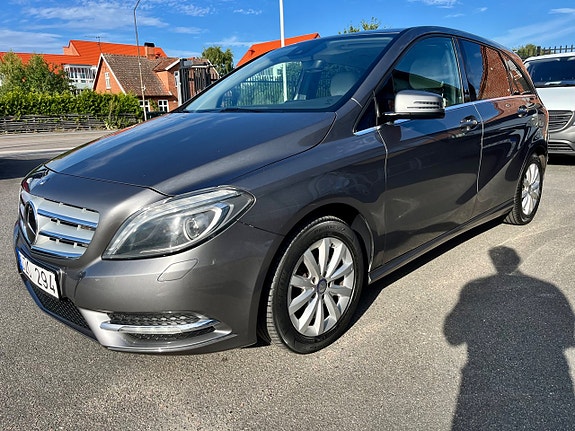 Mercedes-Benz B200 3 of 12