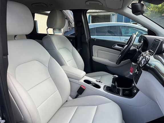Mercedes-Benz B200 8 of 12