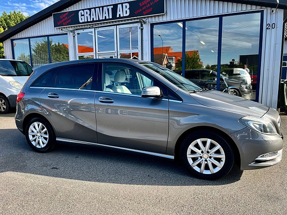 Mercedes-Benz B200 2 of 12