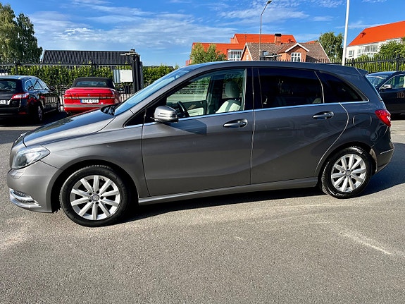 Mercedes-Benz B200 4 of 12