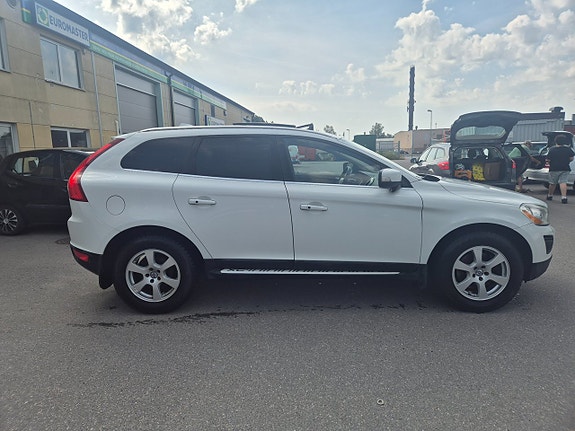 Volvo XC60 12 of 30