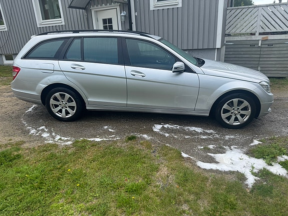 Mercedes-Benz C200 2 of 10
