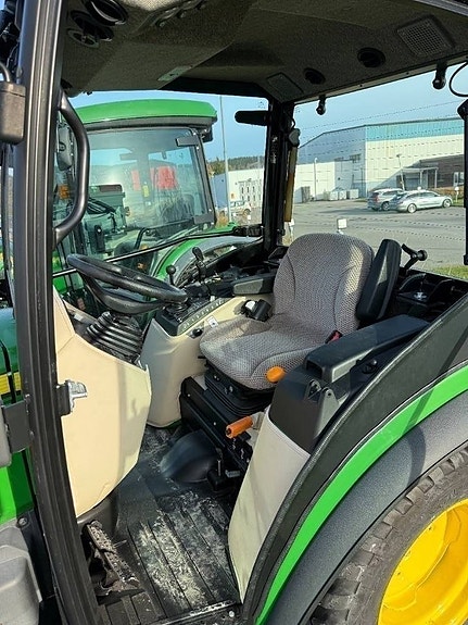 John Deere 2032 R 3 of 5