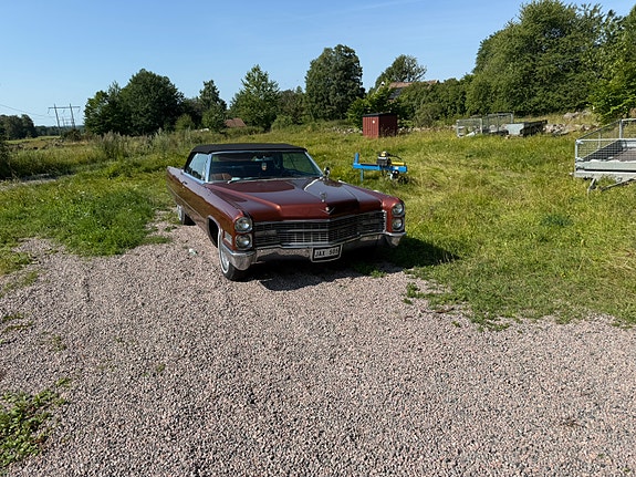 Cadillac Deville 4 of 4