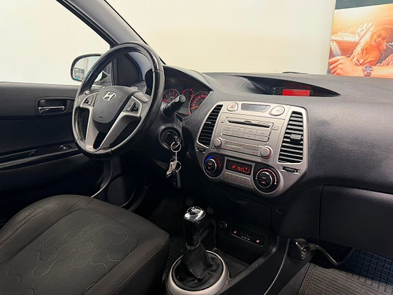 Hyundai i20 2 of 17