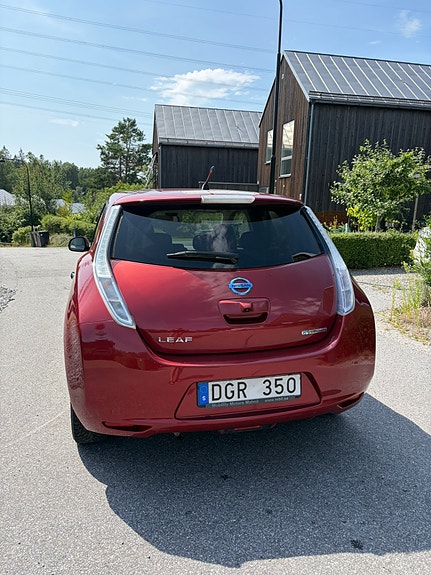 Nissan Leaf 3 of 9