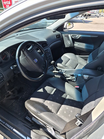 Volvo V70 3 of 5