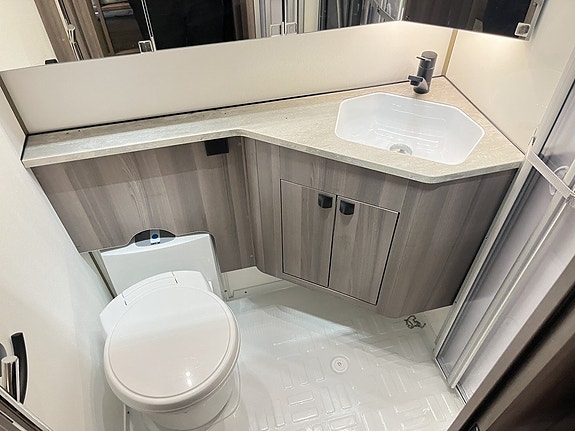 Kabe ESTATE 780 DGDL (ALDE+AC+Micro+Ugn+Förtält+2 650kg) 23 of 29