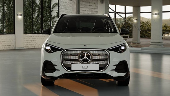 Mercedes-Benz GLA250 2 of 11
