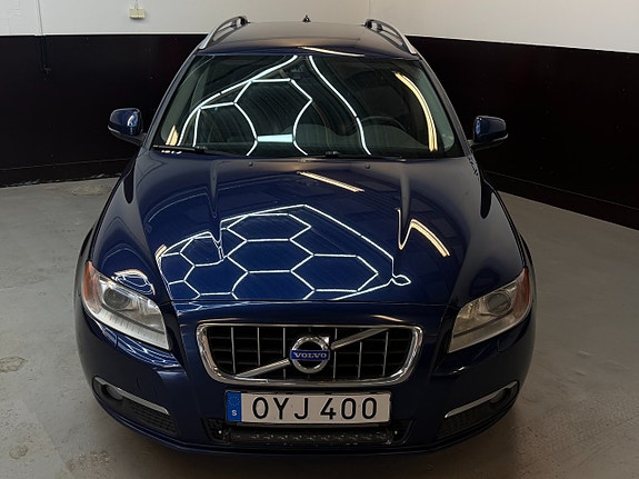 Volvo V70 2 of 16