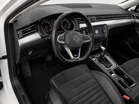 Volkswagen Passat 9 of 14
