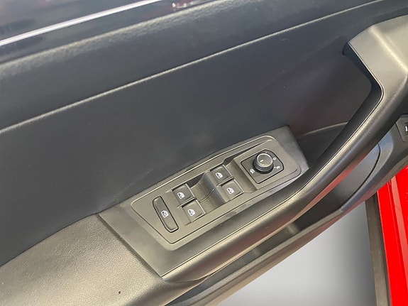 Volkswagen T-Roc 17 of 22
