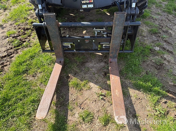 Traktor Deutz-Fahr 5100.4D med frontlastare och frontlyft 23 of 27
