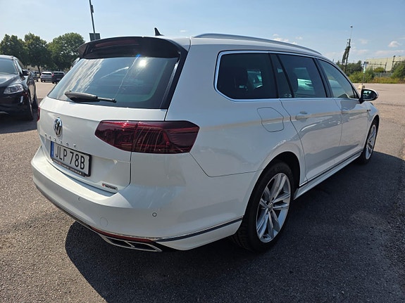 Volkswagen Passat 4 of 12