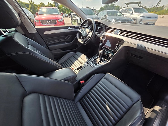 Volkswagen Passat 8 of 12