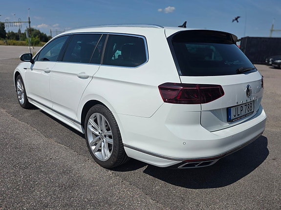 Volkswagen Passat 2 of 12