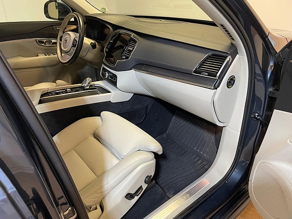 Volvo XC90 19 of 30