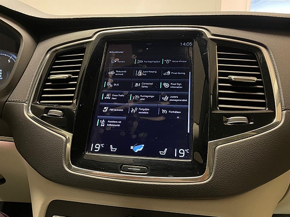 Volvo XC90 15 of 30