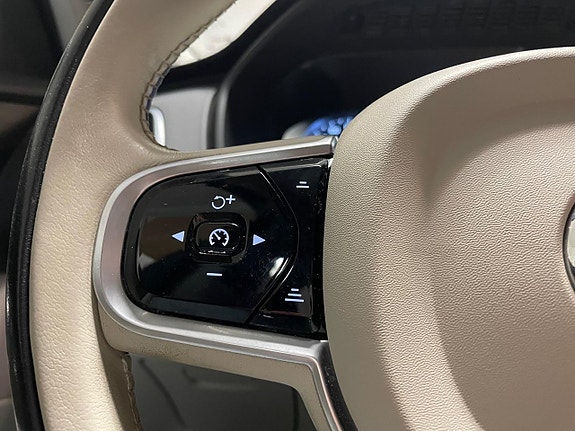 Volvo XC90 8 of 30