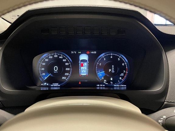Volvo XC90 10 of 30