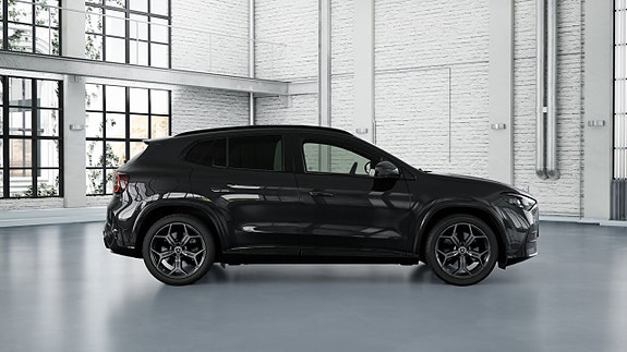 Mercedes-Benz GLA250 5 of 14