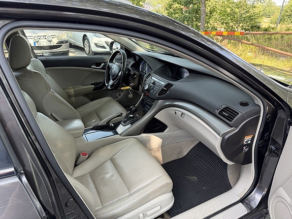 Honda Accord 10 of 26