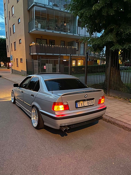 BMW 325i 3 of 4