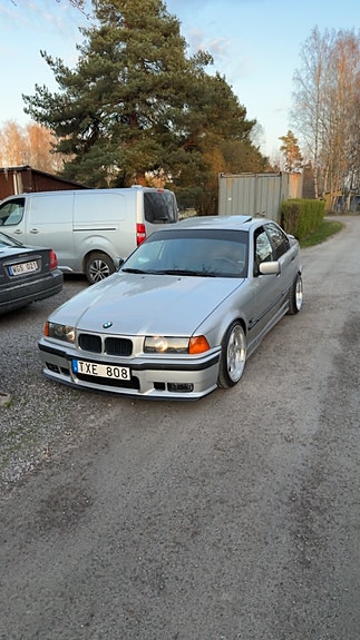 BMW 325i 2 of 4
