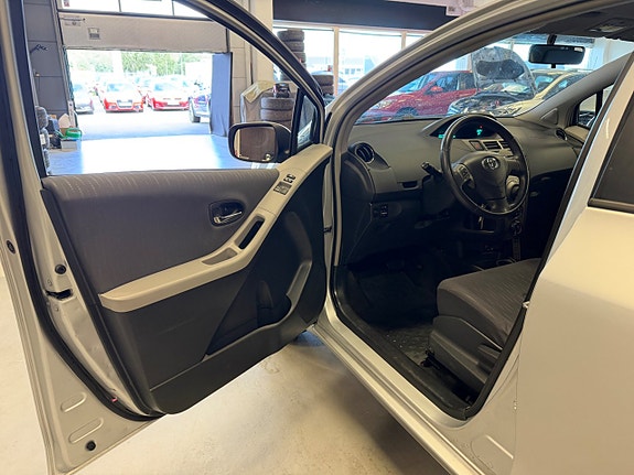 Toyota Yaris 9 of 24