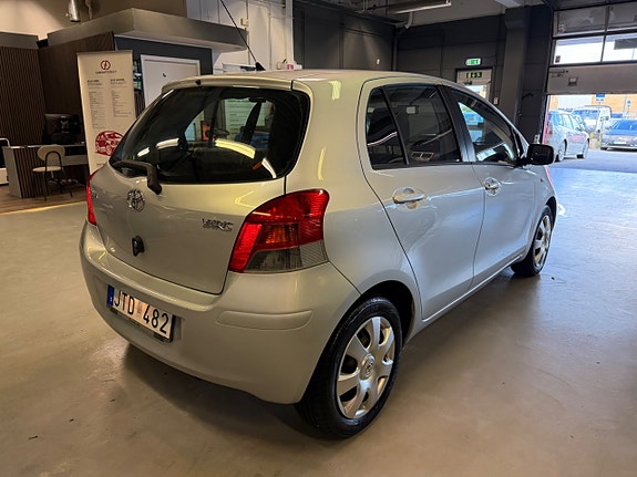 Toyota Yaris 5 of 24