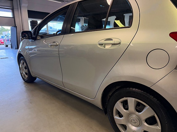 Toyota Yaris 8 of 24
