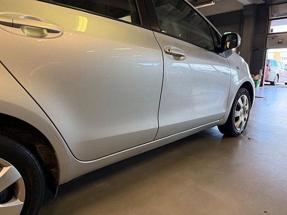 Toyota Yaris 4 of 24